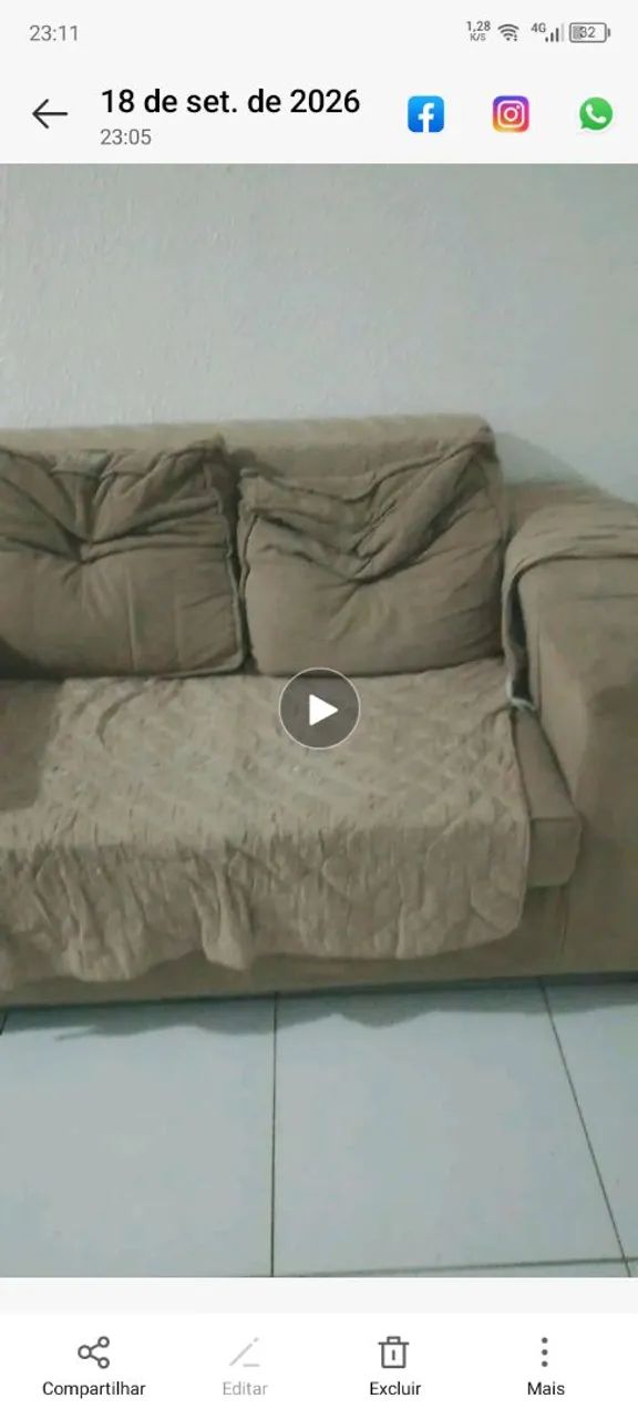 Um sofá de 2 e 3 lugares