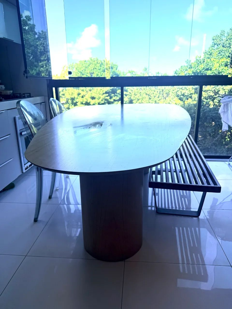 Mesa com banco madeira e duas cadeiras  - Foto 4