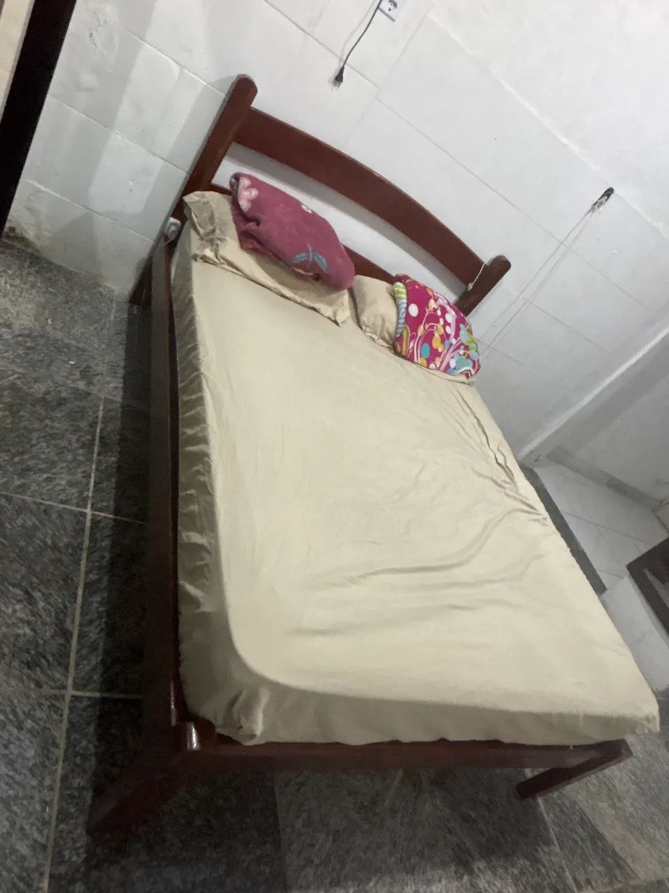 Cama casal de madeira 