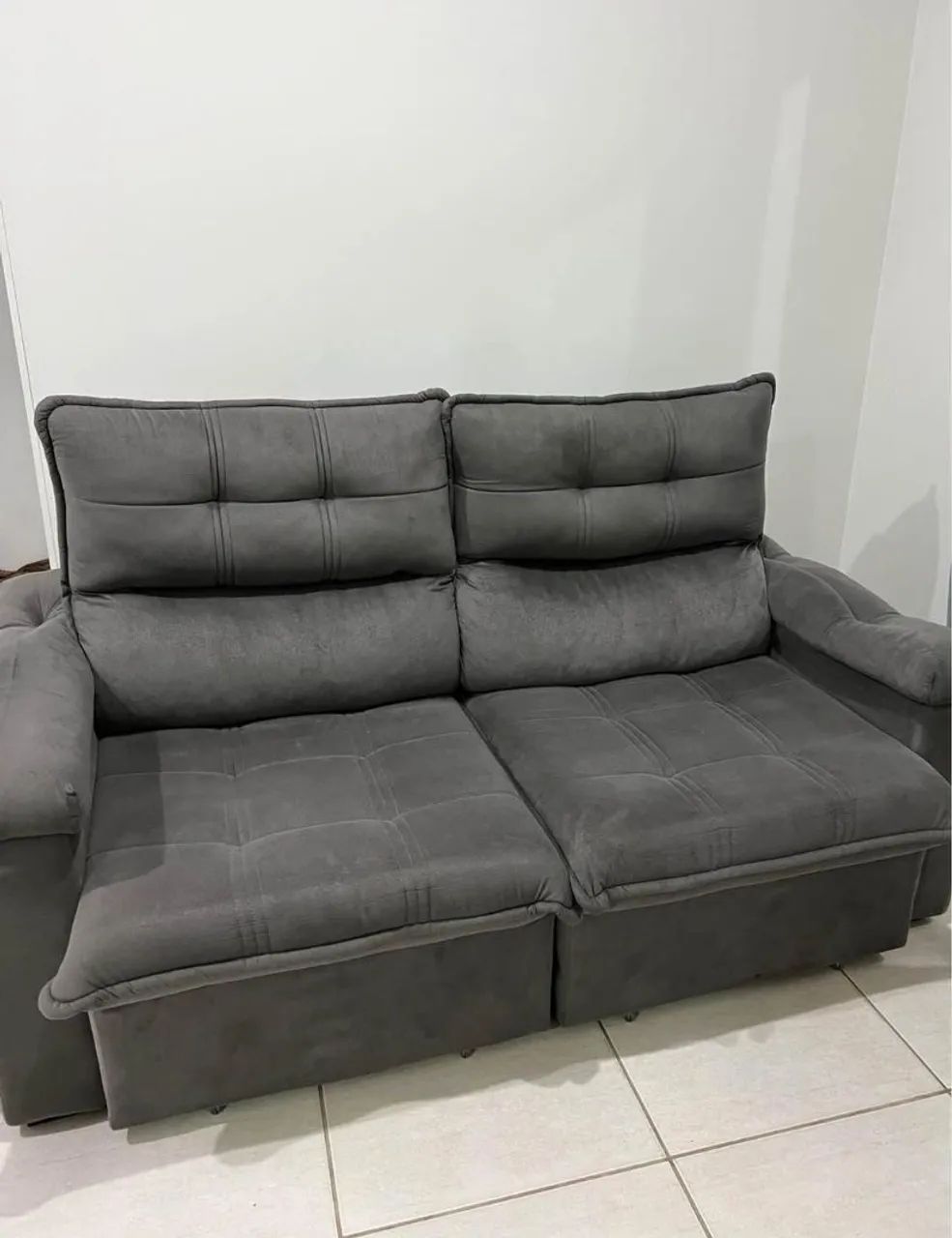 Sofá Retrátil cinza confortável