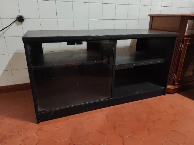 Estante de madeira preta com porta de vidro