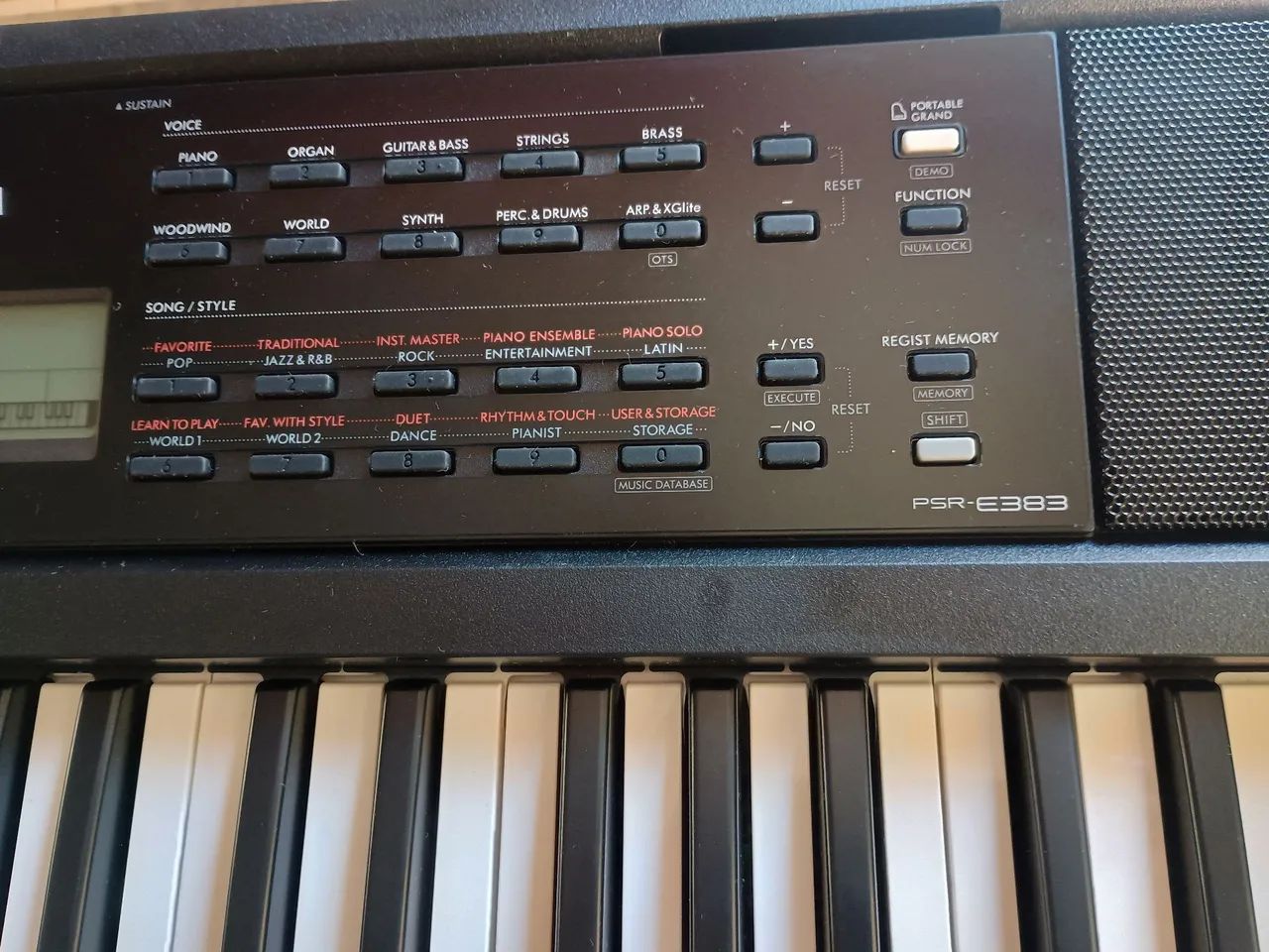 Teclado Yamaha E-383. - Foto 3