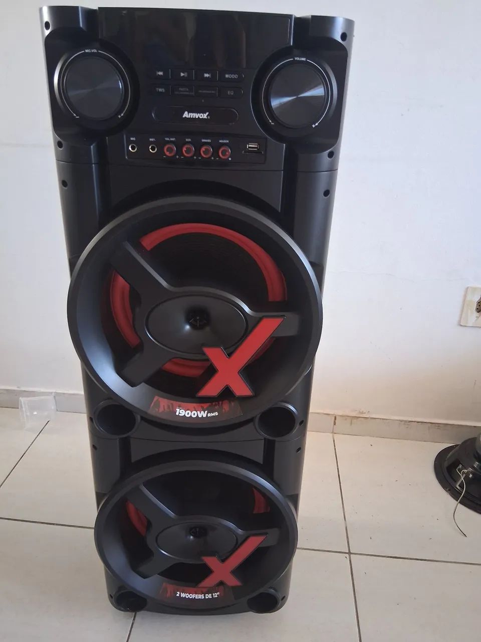 Caixa de som amvox ,com 3 messes de uso,semi nova 