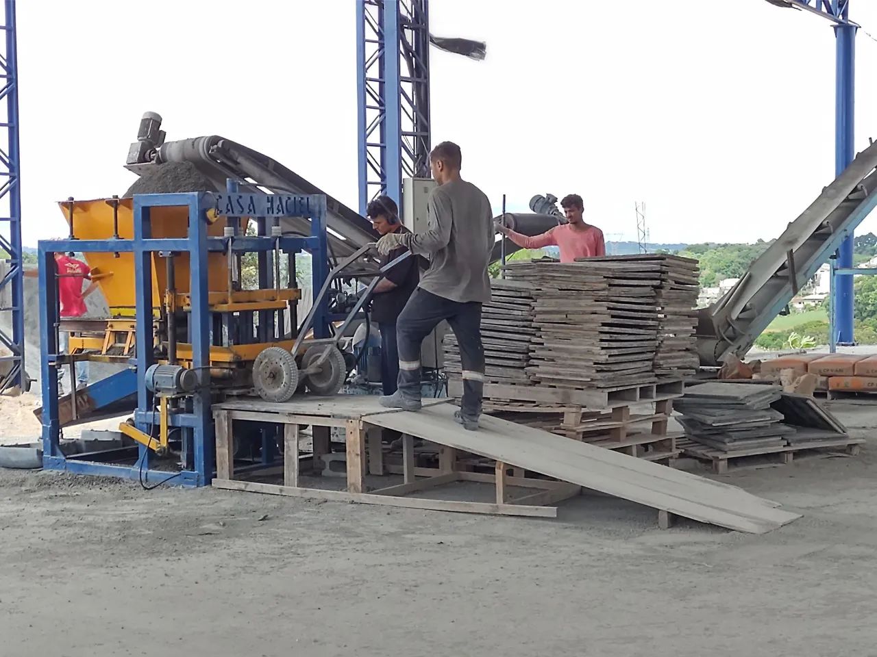 Máquina de blocos de concreto hidráulica.. casa Maciel 