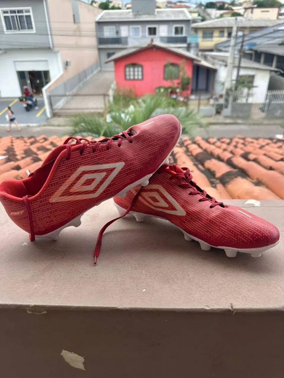 Chuteira Umbro- Rosa e branco Original.