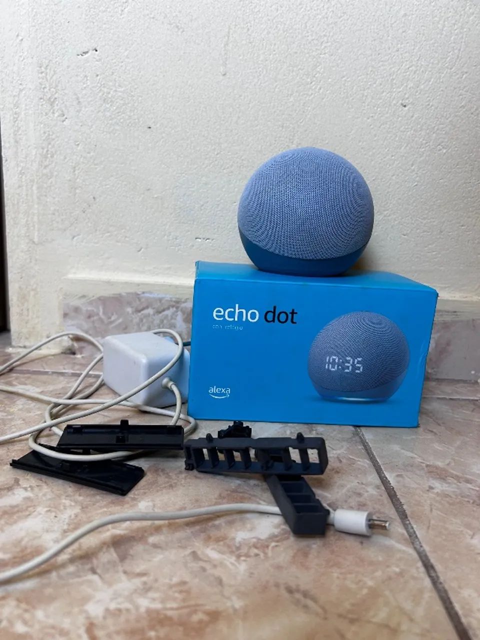 Echo Dot 4 com relógio 