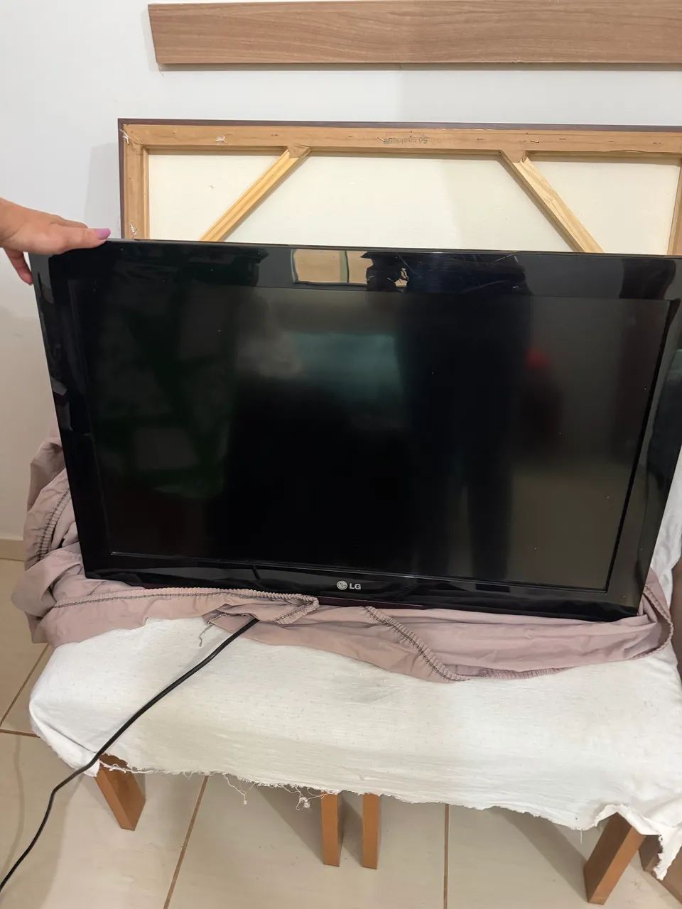 Vende-se televisão LG, 32 polegadas, não é smart l. 