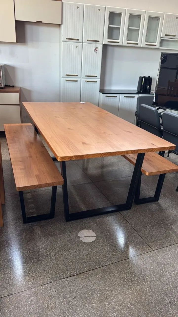 Mesa de madeira com 2 brancos 