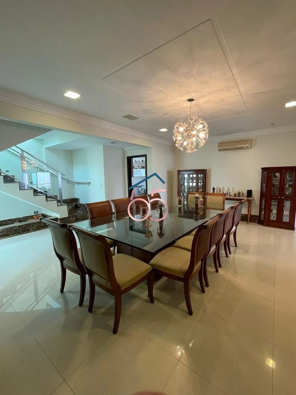 Cobertura Duplex Mobiliada com 4 Suítes, Piscina e 6 Vagas.