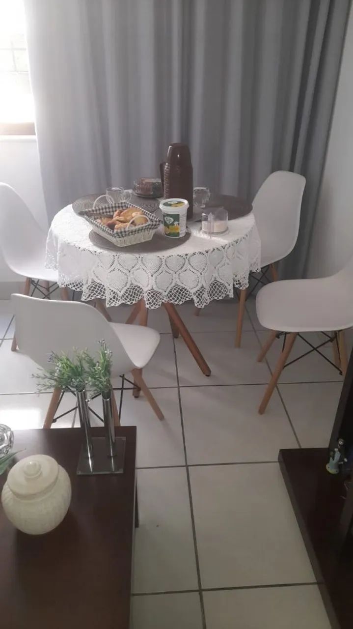 Mesa com quatro cadeiras