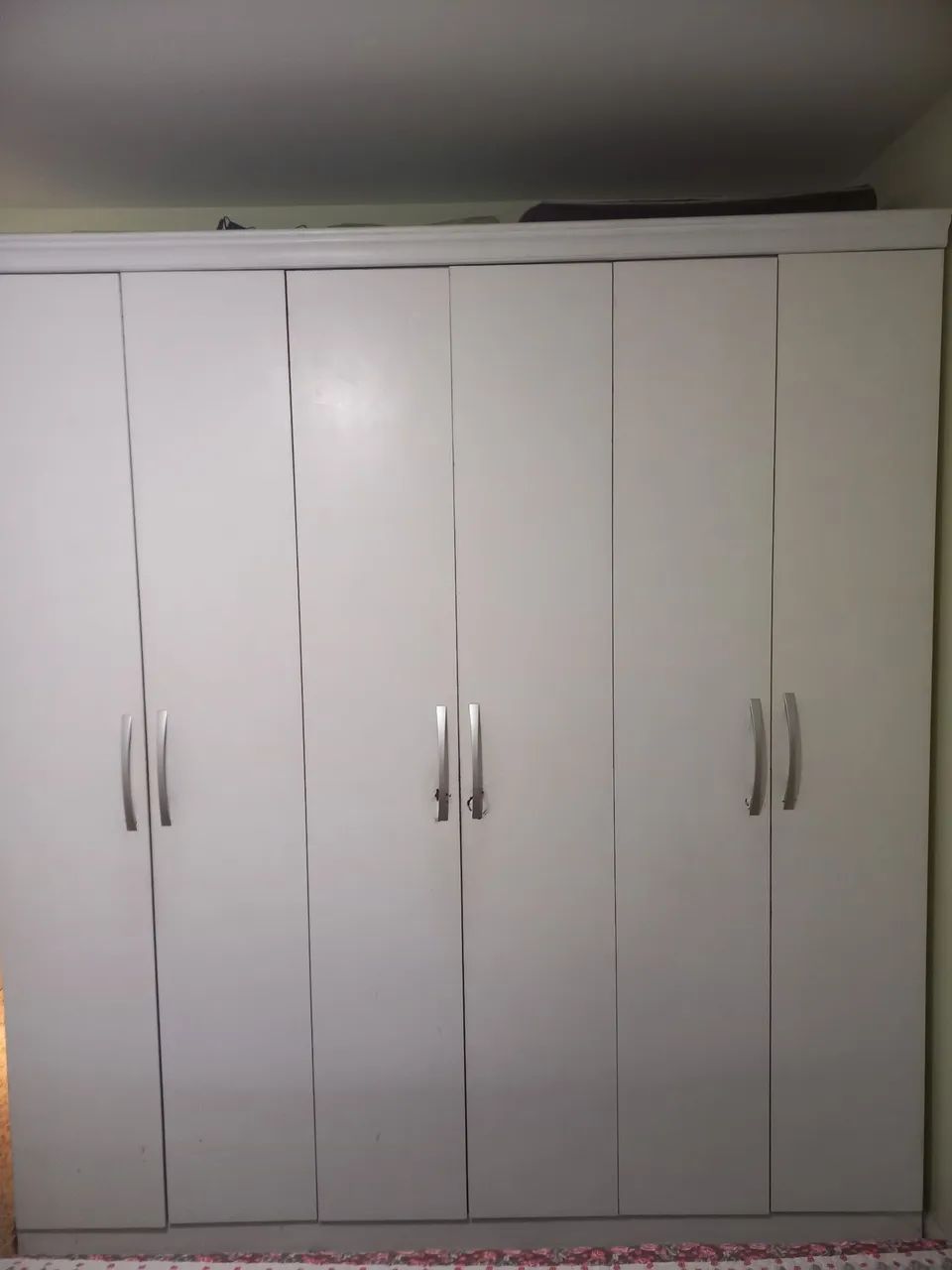 Guarda Roupa branco 6 portas com cabideiro