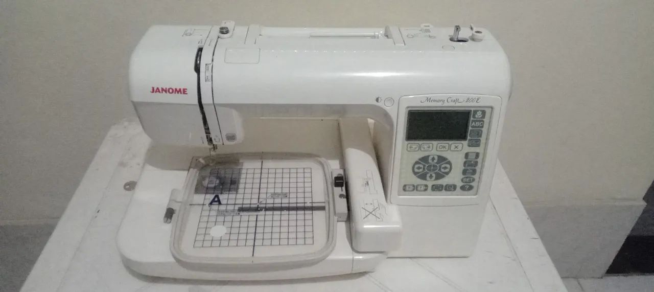 Somente venda, não faço trocas. Máquina de bordar Janome MC 200e.