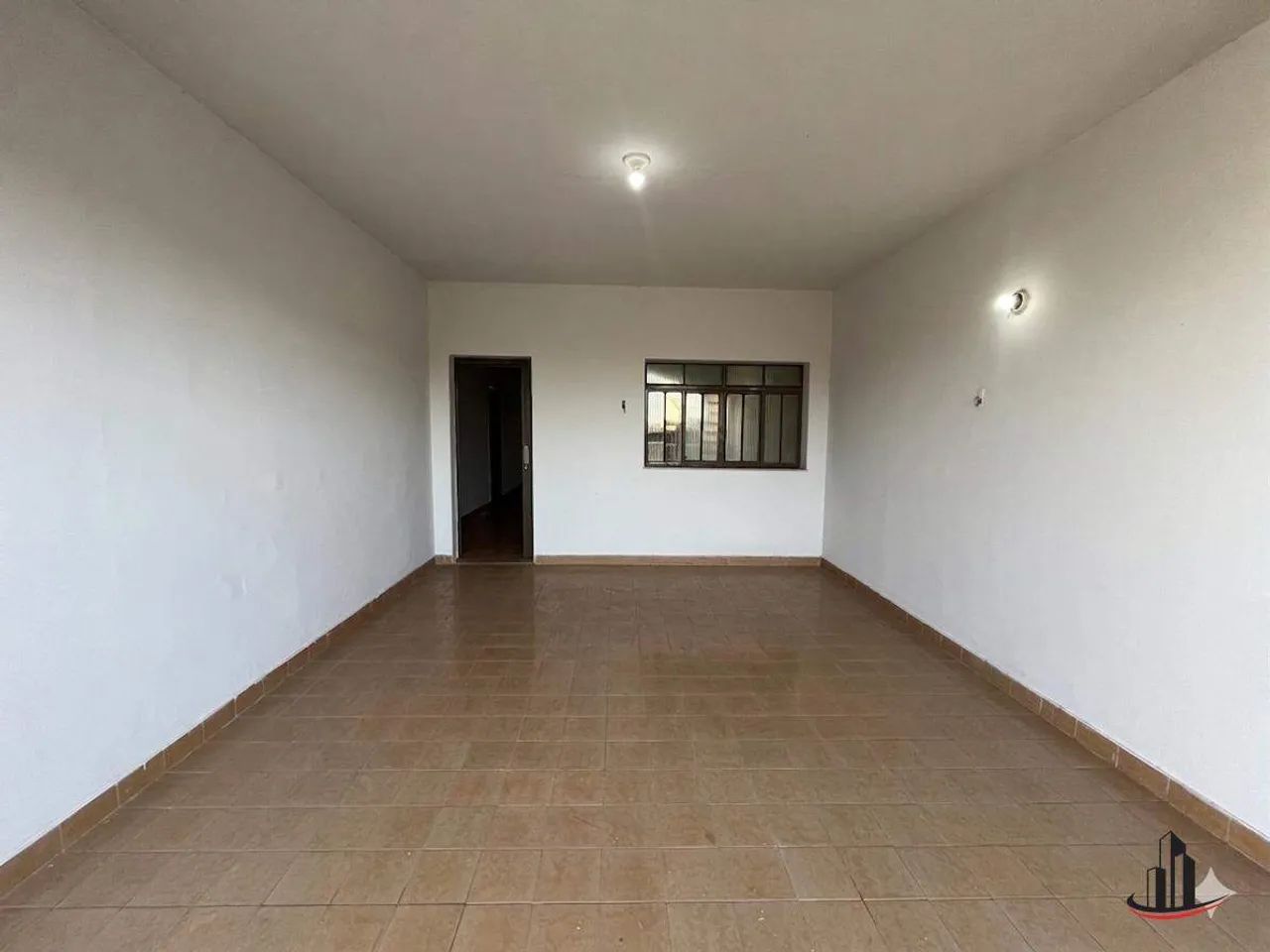 CASA AMPLA À VENDA  BAIRRO SANTA MARTA - Foto 2
