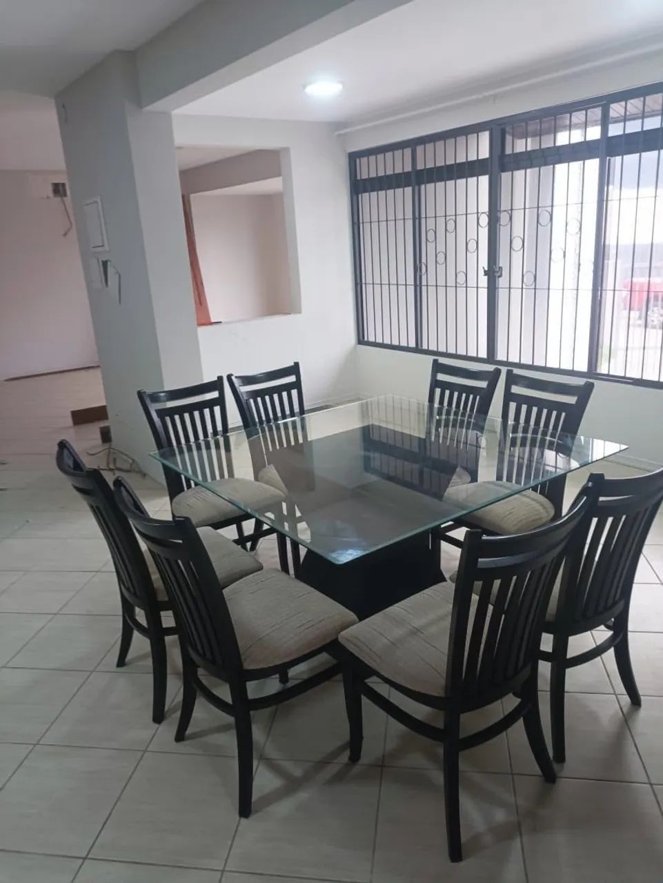 Mesa de vidro com 8 cadeiras 