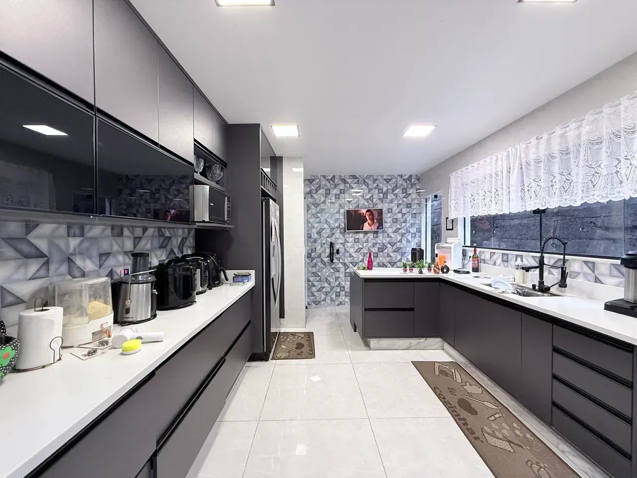 Belíssima casa com duas suítes