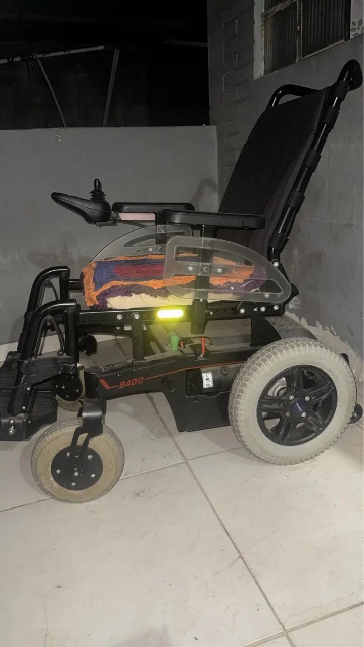 Cadeira roda motorizada 