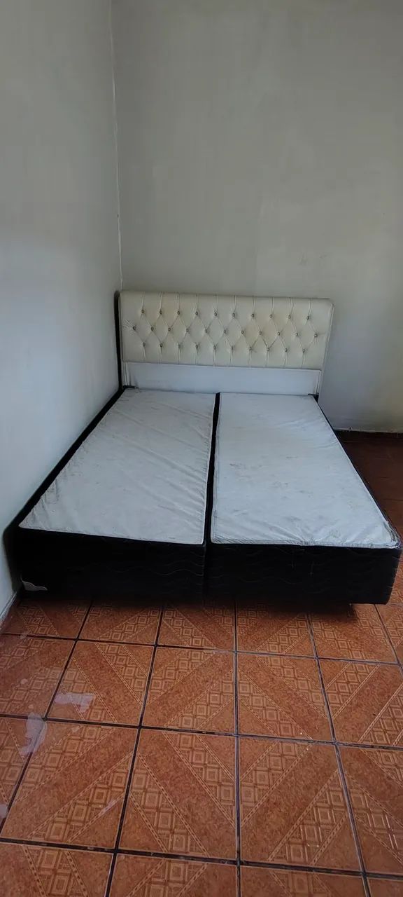 Cama de casal com cabeceira. 