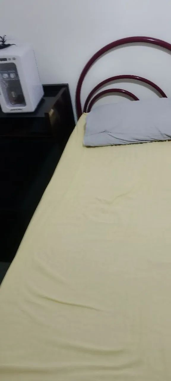 Cama de solteiro de ferro com estrado de madeira com colchão 