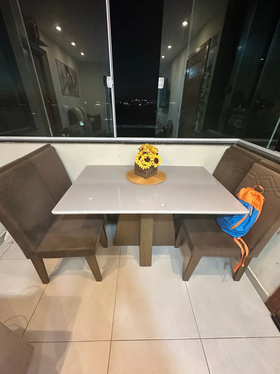 VENDO MESA  COM 4 CADEIRAS - Foto 2