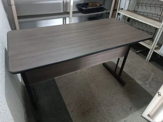 Mesa de escritório com gaveta - Foto 2