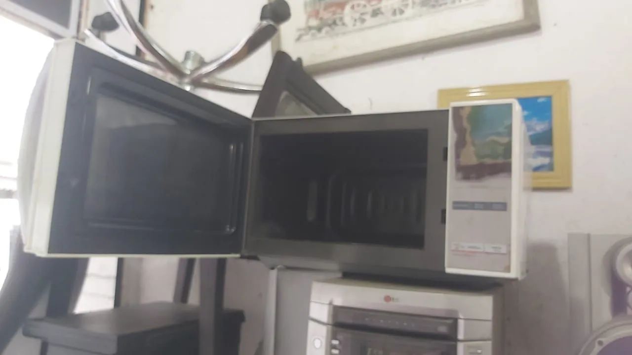 Microondas LG em bom estado e funcionando  . Volts 220. - Foto 3