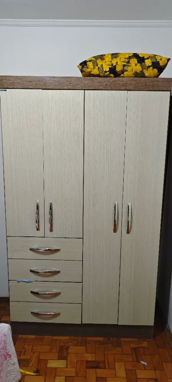 Guarda-roupas bege