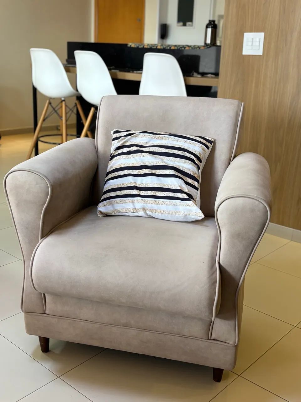 Poltrona Decorativa Bege - Excelente Estado (2 Disponíveis) - Foto 3