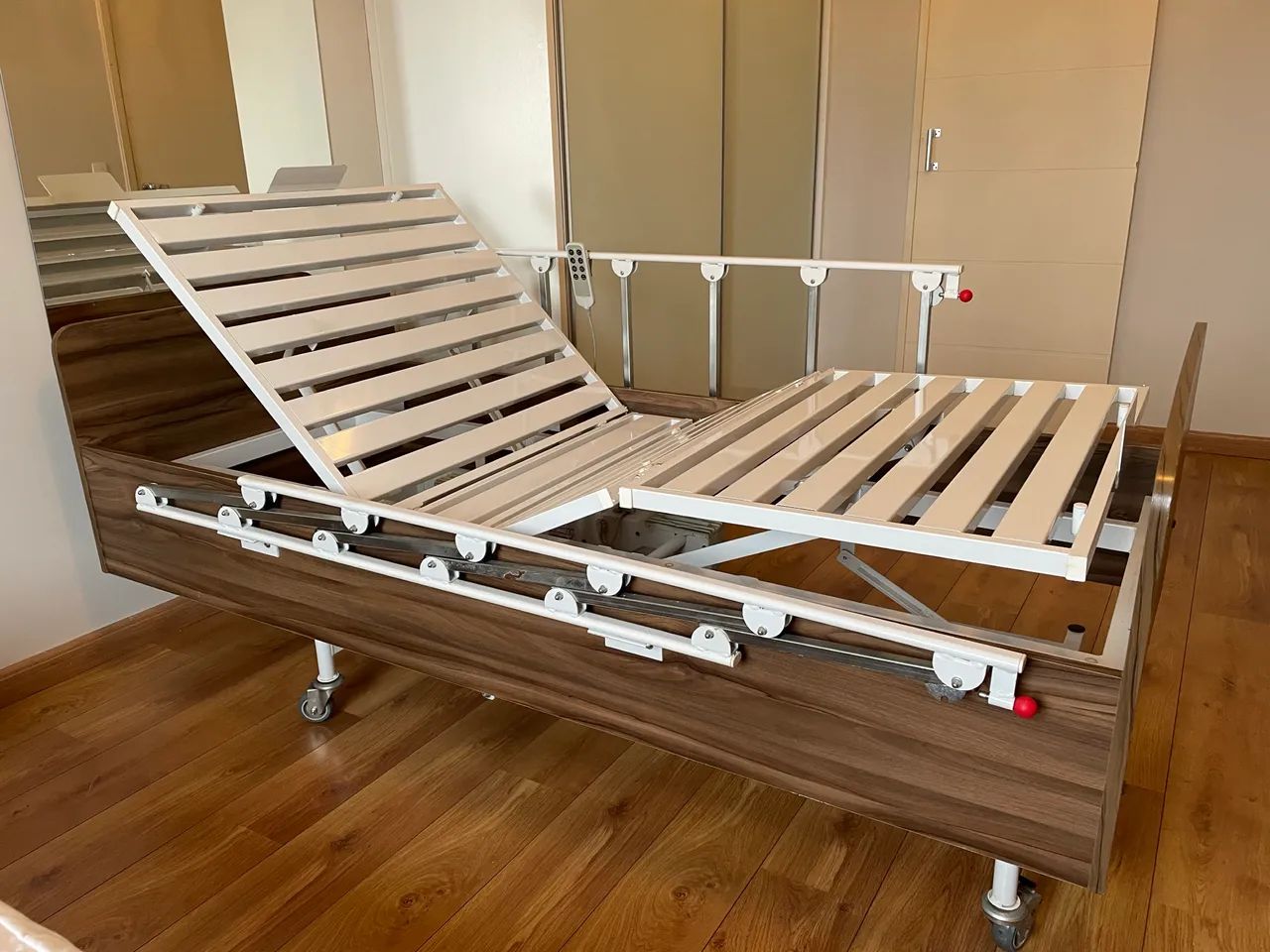 Cama Hospitalar Elétrica Articulada com Controle + Colchão