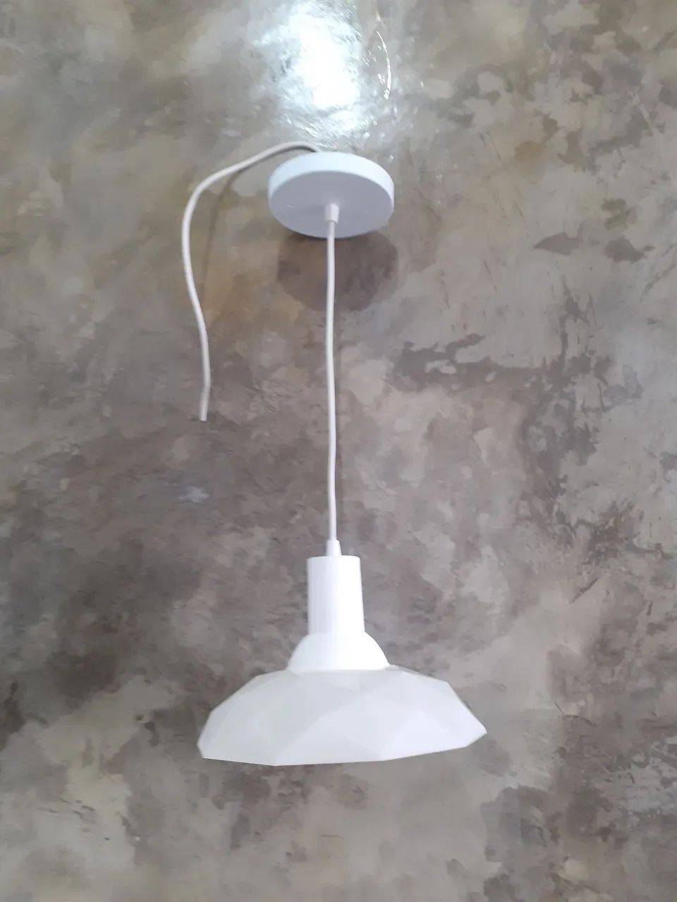 Pendente moderno branco e acrílico lapidado 