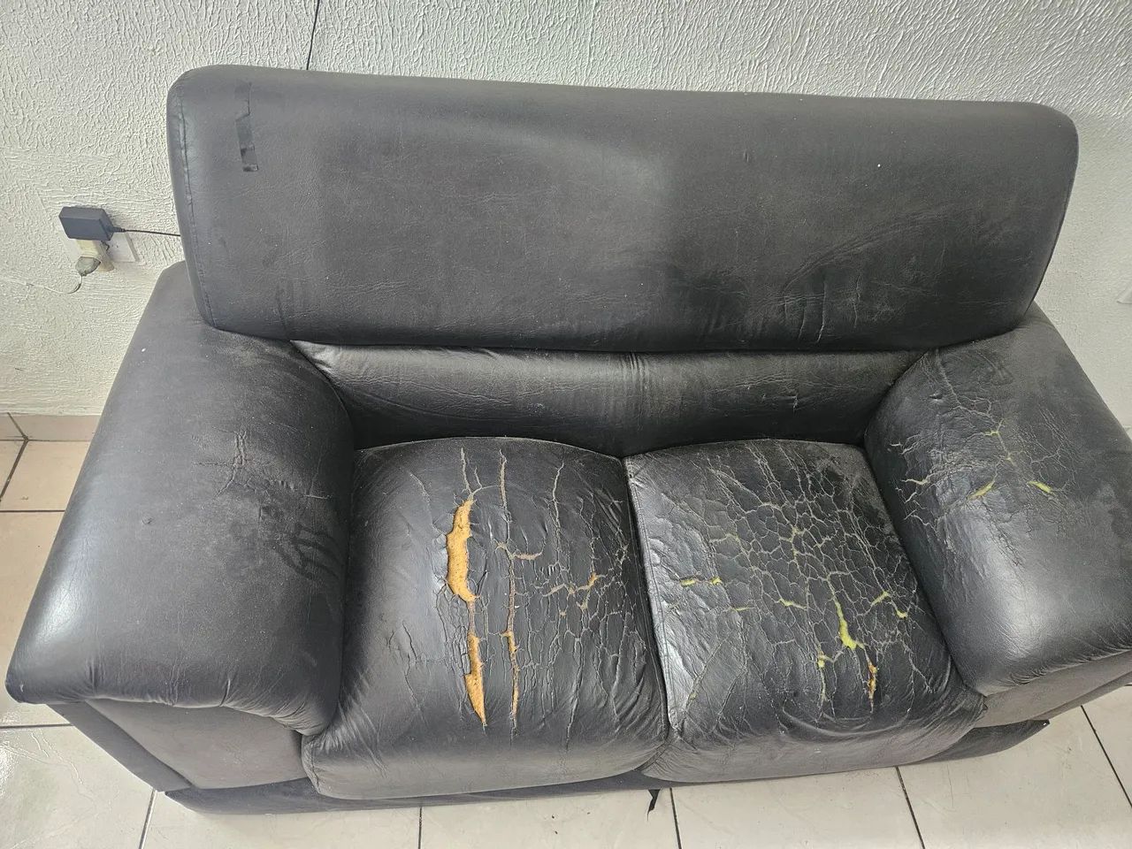 Vendo sofá c rasgos no precinho pra buscar!! - Foto 2