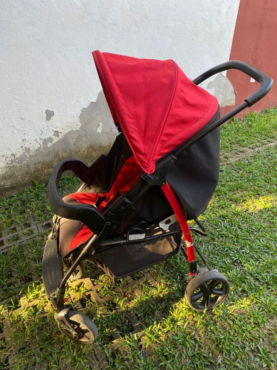 Carrinho de bebê vermelho