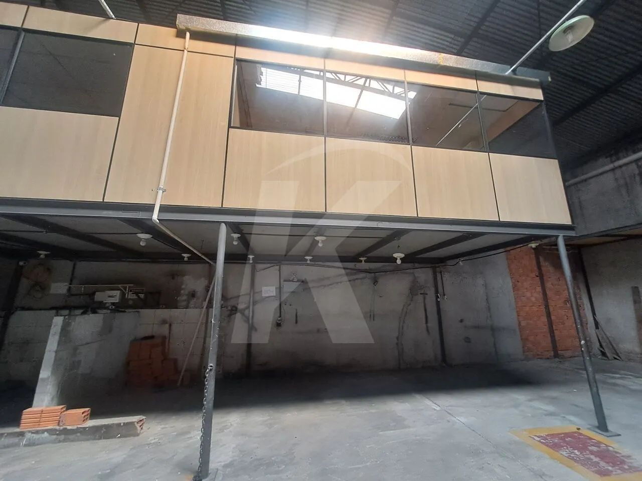 Galpão medindo 300 m² com banheiro. - Foto 2