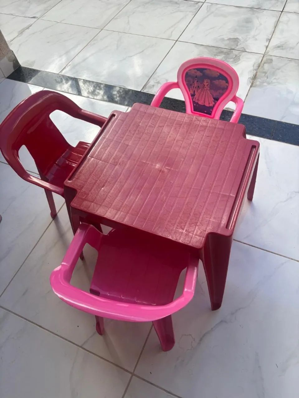 JOGO DE MESA INFANTIL (MESA MAIS DUAS CADEIRAS) - Foto 2