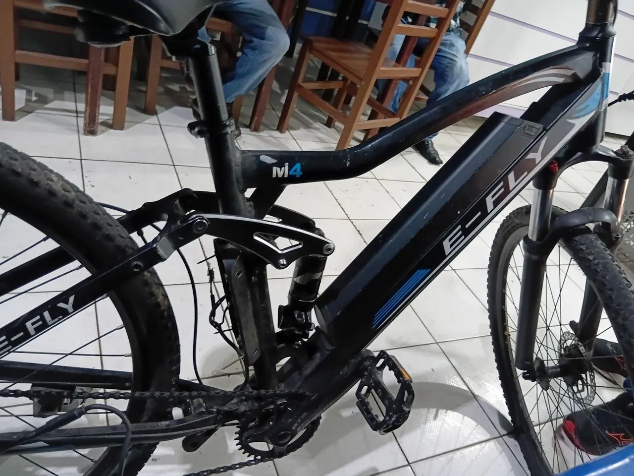 Bike e-fly m4 eletrica com detalhes 