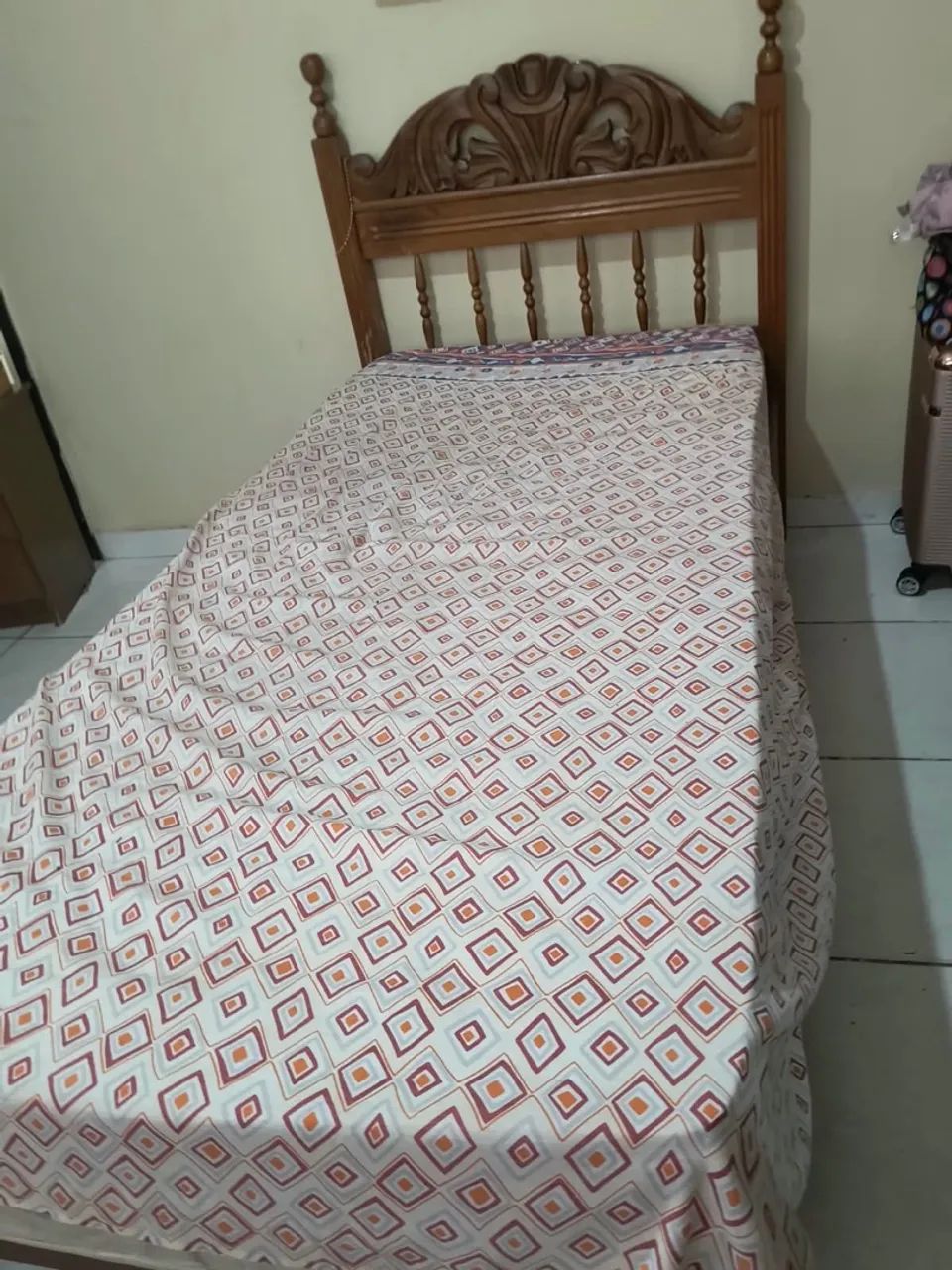Cama de madeira solteiro