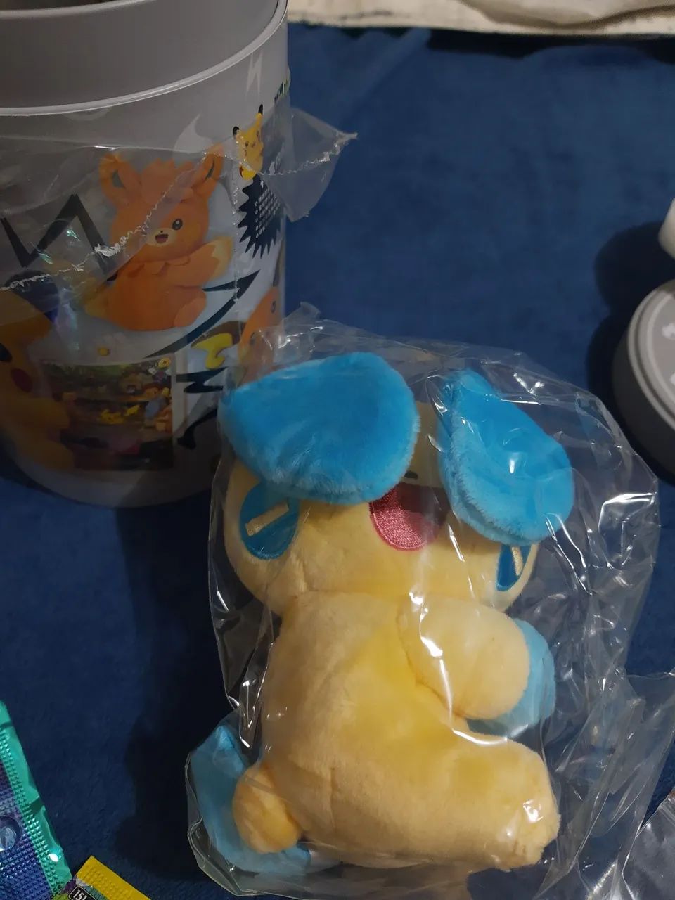 Cartas pokémon + pelúcia + lata - Foto 4