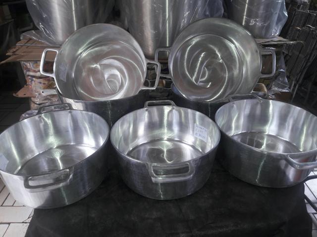 Panelas de 6 litros no valor 100 cada