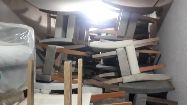 Cadeiras estofadas.