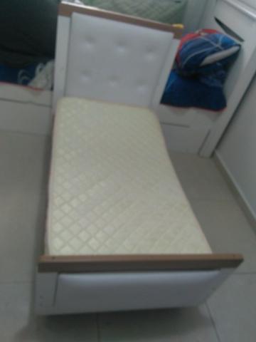 Cama infantil com colchão anti-refluxo
