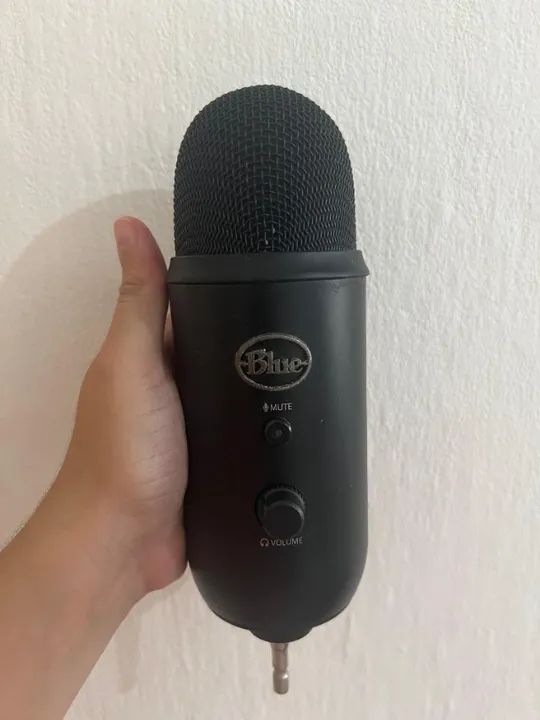 Microfone Condensador Usb Blue Yeti - Preto Cor Blackout