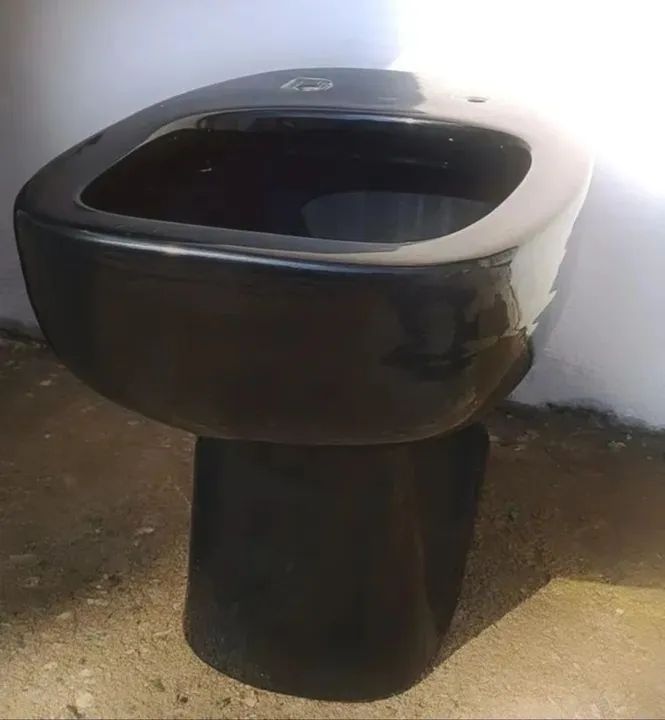 Conjunto de banheiro preto Celite - pia com coluna e vaso sanitário - Foto 5