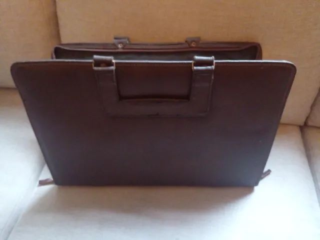 pasta em couro aberta, porta documentos