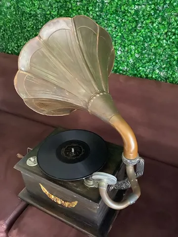 Antigas peças de gramofone, vendidas no estado conforme
