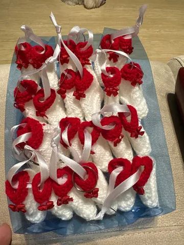 Lembrancinha de bebês branco e vermelho 