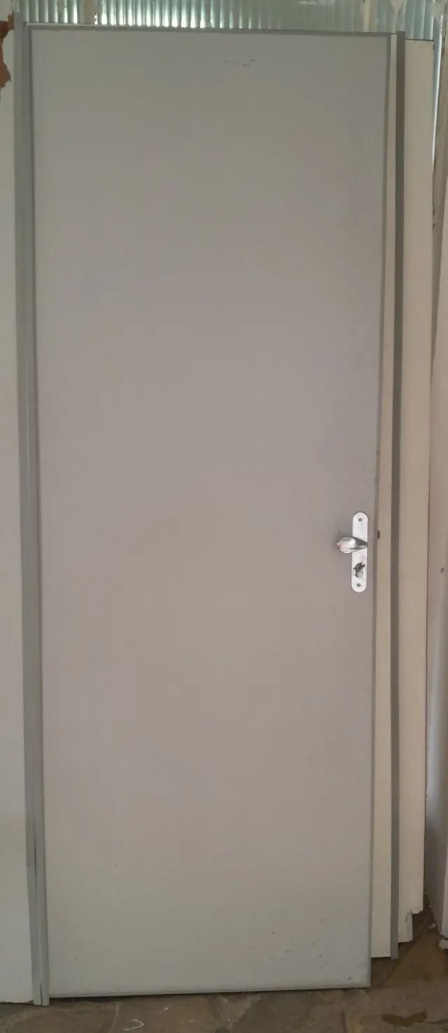 Divisória em MDF e porta com fechadura