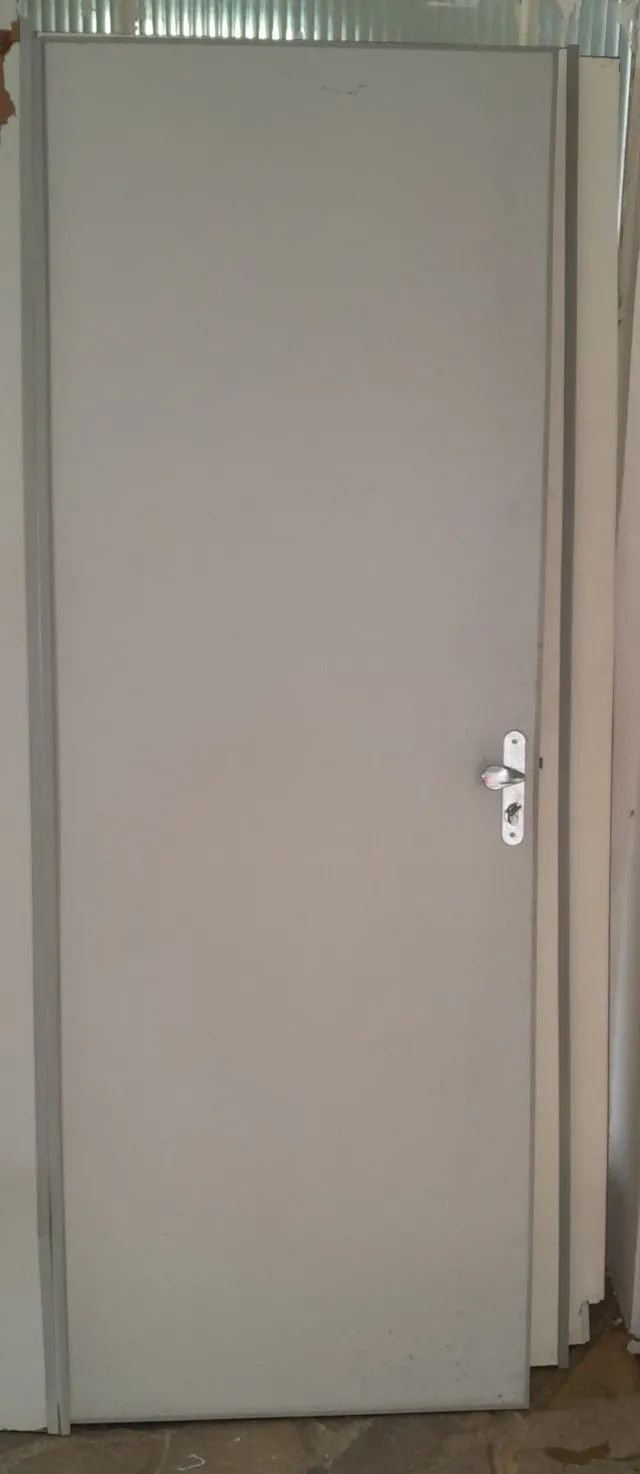 Divisória em MDF e porta com fechadura