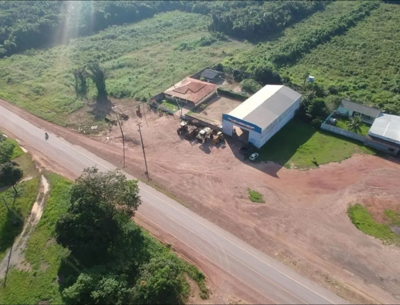 Casa e galpão