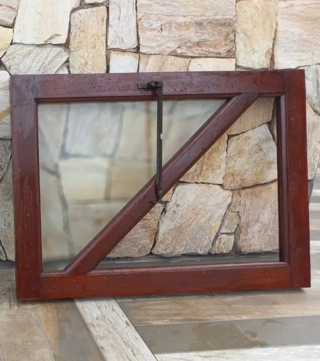 Janela de madeira basculante com vidro