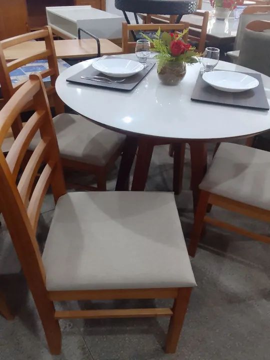 Mesa de jantar redonda branca com 4 cadeiras - Foto 2