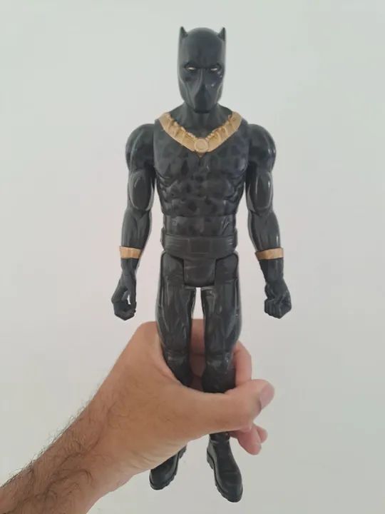 Boneco Erik Killmonger Titan Hero Series - 30 cm